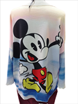 Camisetas Mickey sobre fondo rosa y azul