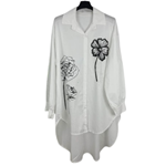 Blusón camisero blanco con dibujos discretos
