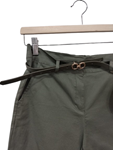 Pantalon corto con bolsillos y cinturon