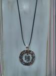 Collar circulo y cuadro colgante, laberinto enmarcado
