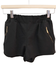 Pantalon corto negro con cremallera en los bolsillos