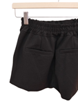 Pantalon corto negro con cremallera en los bolsillos