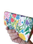 Monedero mujer blanco con flores sobre fondo blanco