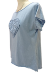 Camiseta manga corta, holgada, con corazón de bordados en relieve 