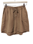 Short liso con bolsillos