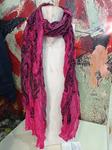 Pashmina estampada con geometrias ondulantes, y arrugado ondulante