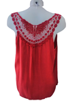 Blusa cuello holgado, hombros descubiertos, espalda ganchillo. 