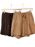 Short liso con bolsillos