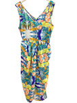 Vestido con escote en triangulo invertido, y estampado floral