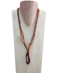 Collar en pedrería pequeñas, tonos marrones y colgante de pieza irregular ovalada