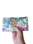 Monedero mujer blanco con flores sobre fondo blanco