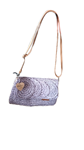 Bolso bandolera, tipo cartera, de rafia, con circulos