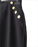 Pantalón recto, negro, con botones dorados laterales