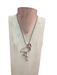 Collar de altura media, con pelícano colgando