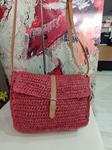 Bolso de rafia, en bandolera, color coral, cierre correa