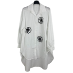Blusón camisero blanco con dibujos discretos
