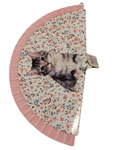Pequeño abanico de madera con dibujos de gatos