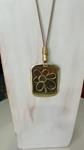 Collar con colgante rectangular con margarita en relieve