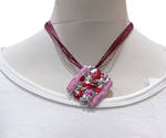 Juego de pendientes y collar, colgante romboidal, pedrería