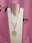Collar con dos corazones dobles colgando. Pedreria roja de remate