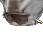 Bolso bandolera, tipo cartera, de rafia, con circulos