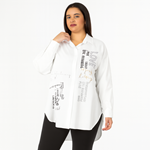 Blusón camisero blanco con dibujos discretos