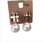 Pendientes de acero con chapa dorada, y perla grande colgando 