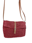 Bolso de rafia, en bandolera, color coral, cierre correa