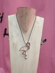 Collar de altura media, con pelícano colgando
