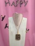 Collar con colgante rectangular con margarita en relieve