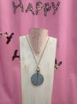Collar con colgante de circulo con fíbula, verdoso añejo
