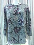 Jersey ablusonado, con cuello redondo y estampado flores sobre fondo gris