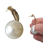Pendientes de acero con chapa dorada, y perla grande colgando 