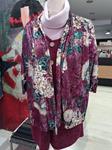 Chaqueta aterciopelada, estampado flores, fondo granate