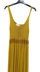 Vestido de verano de tirantes y color mostaza.