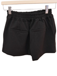 Pantalon corto negro con cremallera en los bolsillos