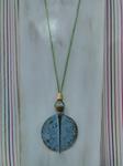 Collar con colgante de circulo con fíbula, verdoso añejo