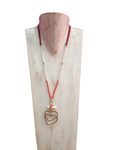 Collar con dos corazones dobles colgando. Pedreria roja de remate