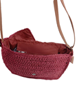 Bolso de rafia, en bandolera, color coral, cierre correa