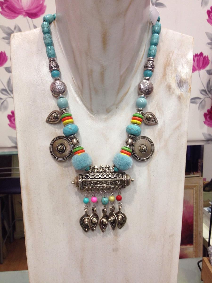 Collar de inspiración étnica, azulados