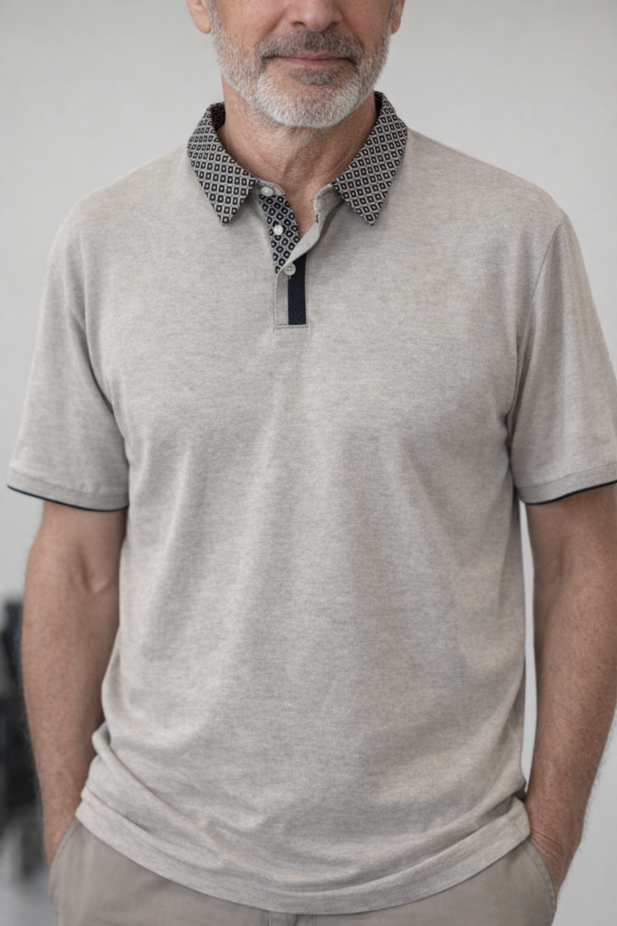 Camiseta hombre de manga corta, con cuello estilo polo