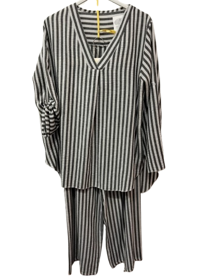 Blusa y pantalon a rayas en talla grande