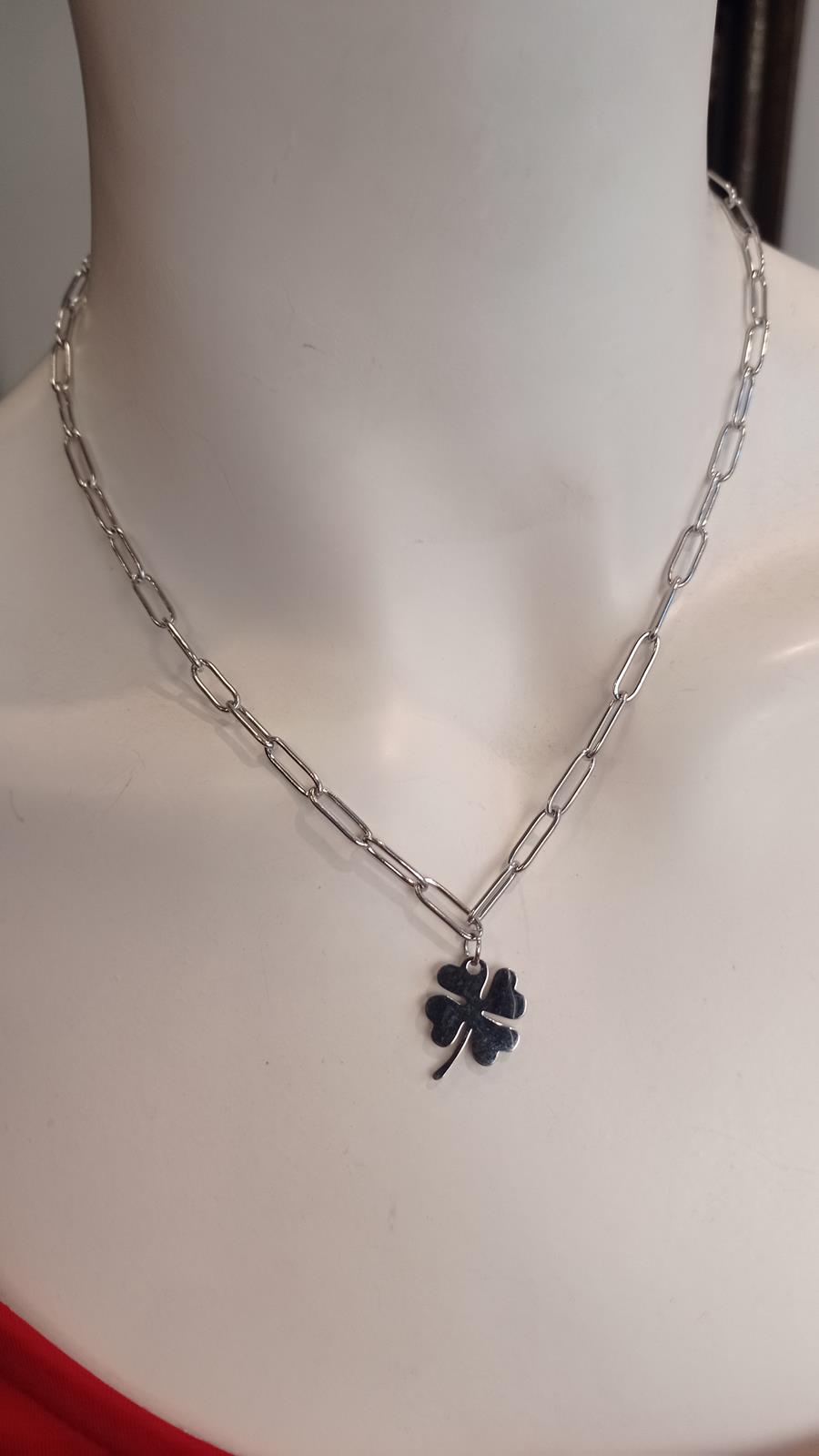 Collar de acero en foma de trebol de catro hojas