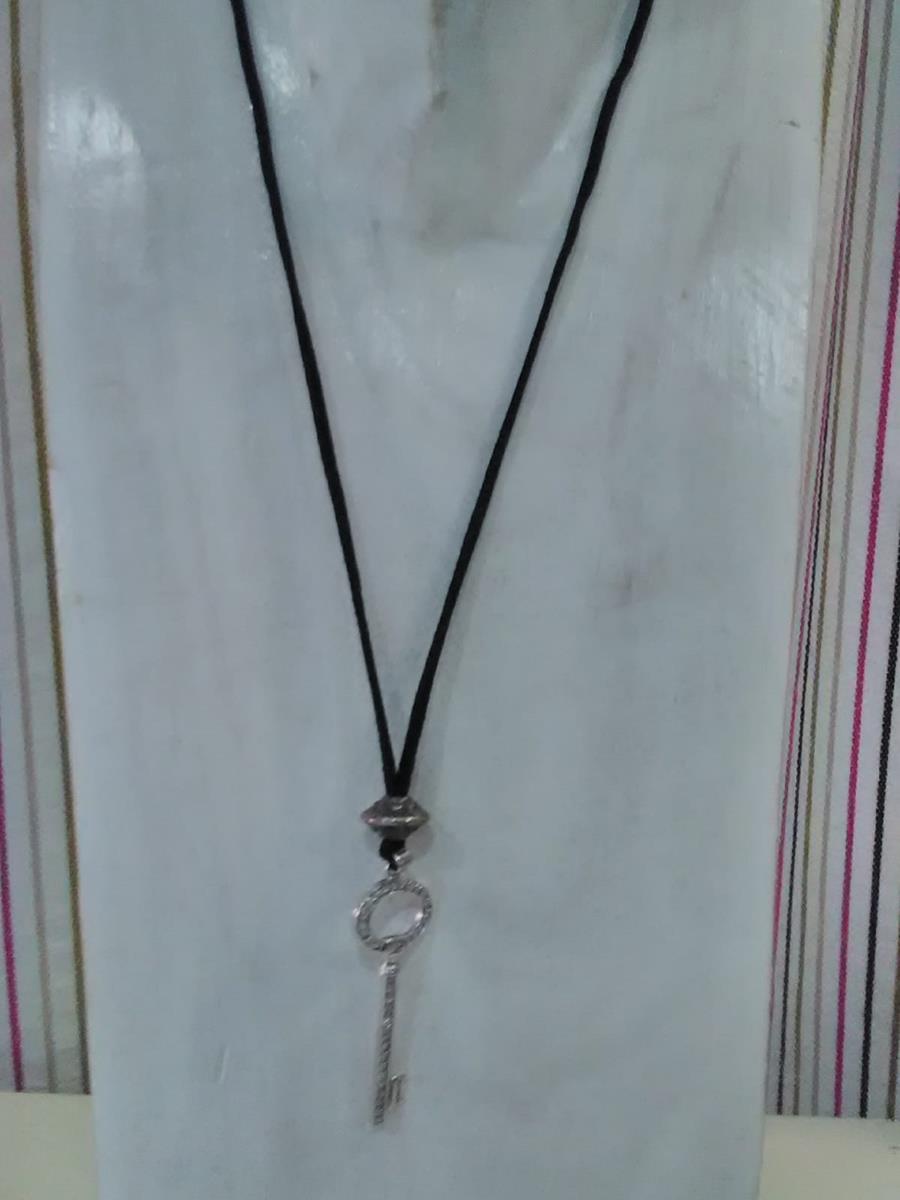 Colgante con llave plateada rústica