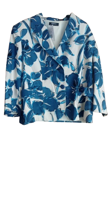 Americana blanca con flores azules