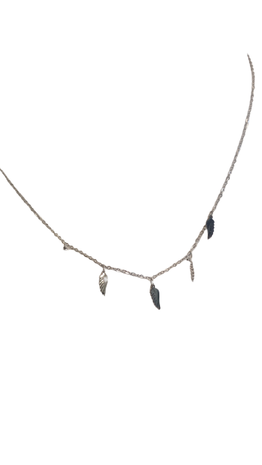 Collar de acero con lagrimas de hojas