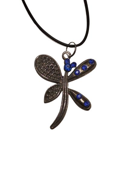 Collar con libélula colgando, piedrecitas azules