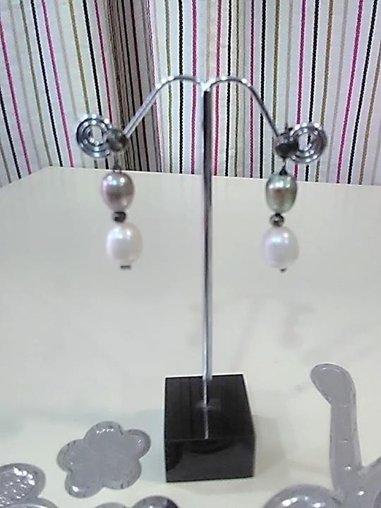 Pendientes con bolas colgando, blanco y gris