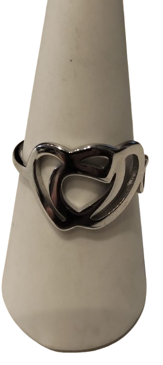 Anillo de acero con corazones