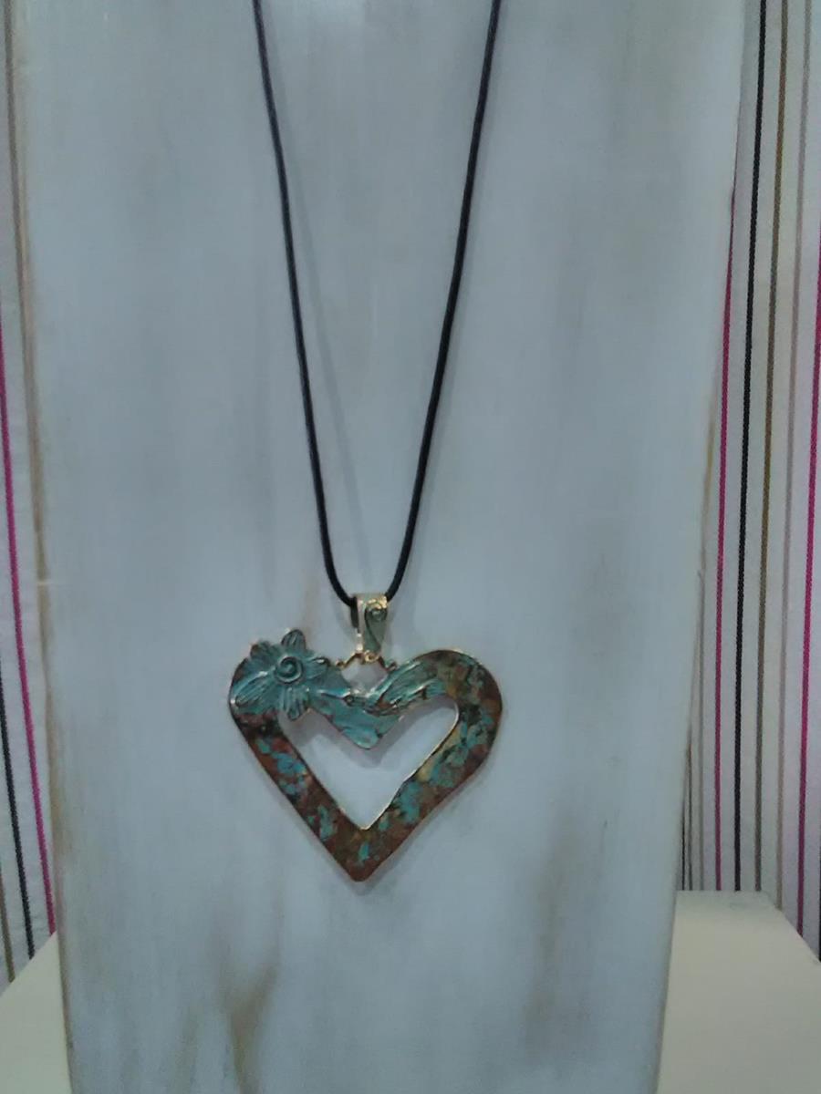 Collar con corazón hueco colgante, aire añejo, edición exclusiva